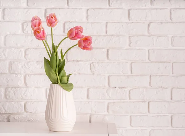 Weiße Vase mit Bouquet von schönen Tulpen auf Backsteinmauer Hintergrund — Stockfoto