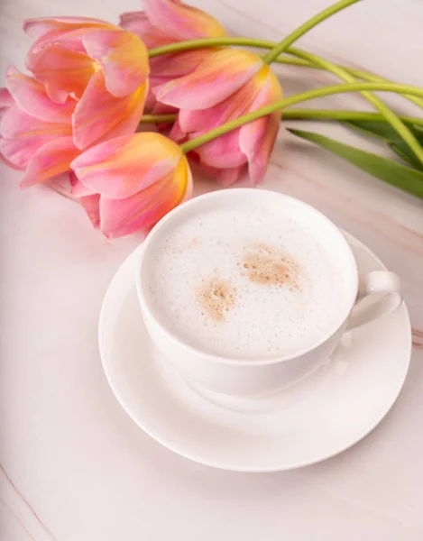 Tasse de café au chocolat et tulipes roses sur fond de marbre — Photo