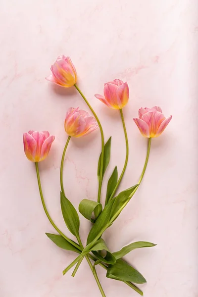 Tulipanes rosados vista superior sobre fondo de mármol —  Fotos de Stock