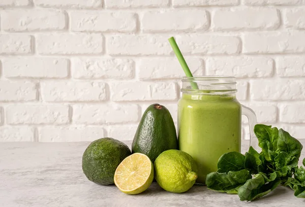 Avokado Lime Och Spenat Smoothie Murverk Burk Dekorerad Med Ingredienser — Stockfoto