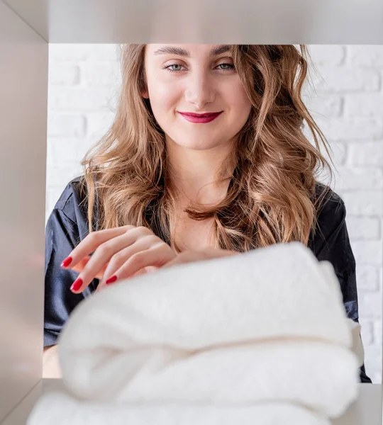 Tvätt Koncept Leende Ung Kvinna Ordna Hög Med Handdukar Hylla — Stockfoto