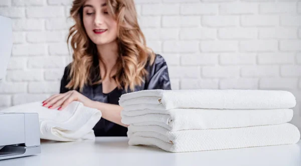 ミシンで自宅で美しい主婦の縫製タオル 選択的焦点 — ストック写真