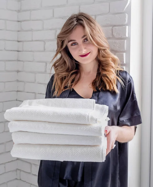 Tvätt Koncept Ung Vacker Kvinna Svart Pyjamas Håller Hög Med — Stockfoto