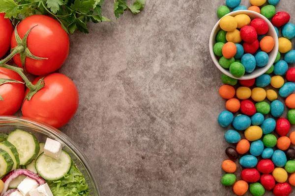 健康的で不健康な食品の概念 新鮮な野菜とお菓子のトップビューフラットコピースペースとレイアウト — ストック写真