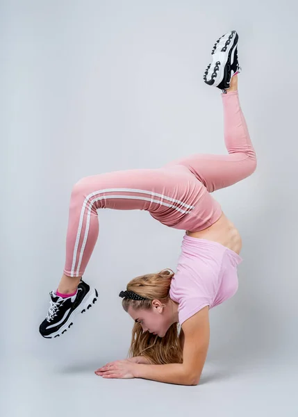Fitness Sport Træning Livsstil Koncept Acrobat Kvinde Iført Pink Sportstøj - Stock-foto