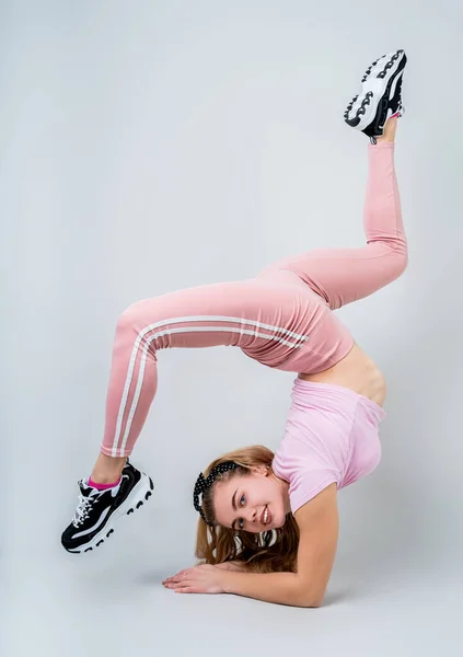Fitness Sport Træning Livsstil Koncept Acrobat Kvinde Iført Pink Sportstøj - Stock-foto