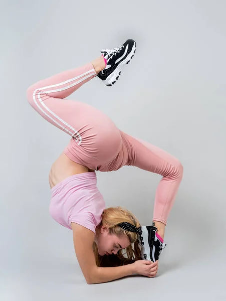 Fitness Esporte Treinamento Conceito Estilo Vida Acrobat Mulher Vestindo Roupas — Fotografia de Stock
