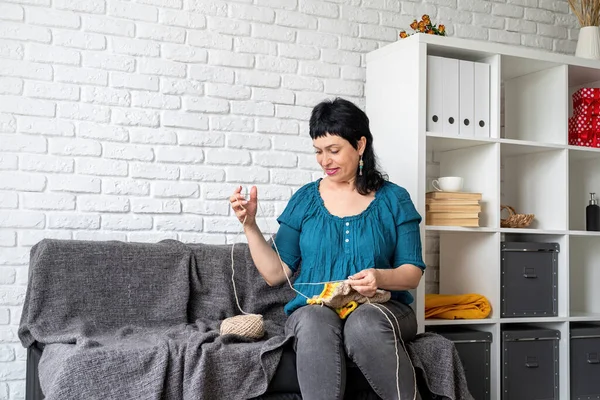 Quédate Casa Sonriente Mujer Mediana Edad Disfrutando Estar Casa Tejer — Foto de Stock