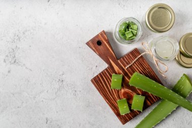 Kaplıca ve güzellik. Doğal kozmetikler. Kopya alanı olan kesme tahtasındaki aloe vera dilimlerinin üst görünümü