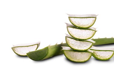 Aloe vera beyaz arkaplan üzerinde izole edilmiş ön görünüm dilimleri içinde terk eder