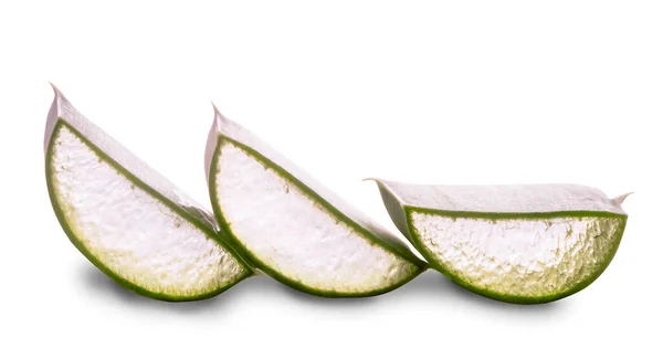 Foglie di aloe vera tagliate isolate su fondo bianco — Foto Stock