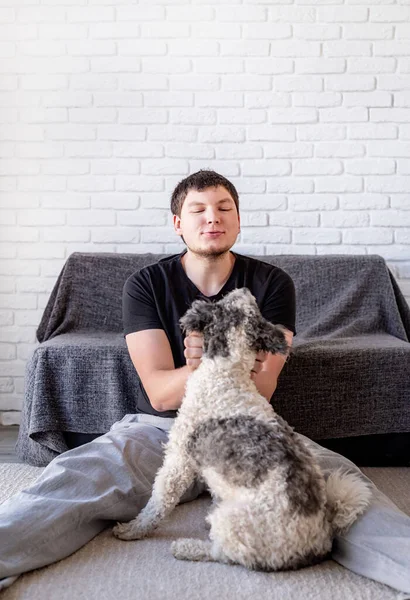 Quédate Casa Cuidado Mascotas Joven Hombre Divertido Disfrutando Tiempo Junto — Foto de Stock