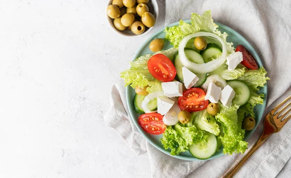 Egészséges Étel Top Kilátás Görög Saláta Olívabogyóval Friss Zöldségekkel Kék — Stock Fotó