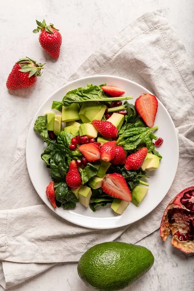 Dieta Saudável Salada Fresca Com Morangos Abacate Espinafre Vista Superior — Fotografia de Stock