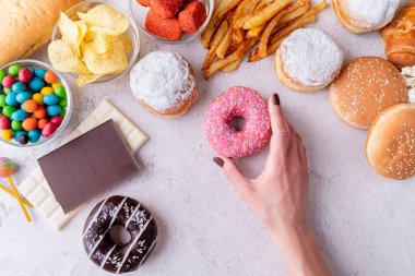 Fast food konsepti. Sağlıksız yiyecekler. Sağlıksız yiyecekler ve fast food, donut, çikolata, hamburger ve tatlı.