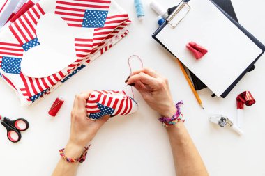 ABD Bağımsızlık Günü DIY aracı. 4 Temmuz 'da iğne tutacağı teknesiyle. 9. adım: Boşluğu dikmek.