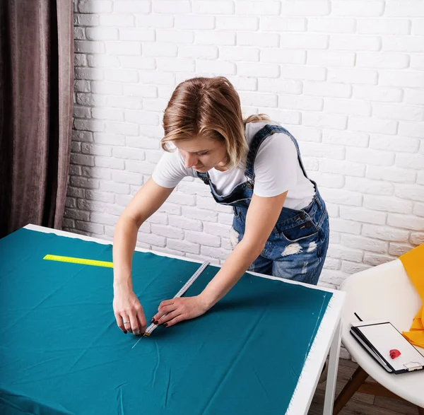 Mujer Joven Cosiendo Ropa Mujer Sastre Trabajando Con Textil Estudio — Foto de Stock