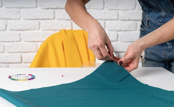 Mujer Joven Cosiendo Ropa Mujer Sastre Trabajando Con Textil Estudio — Foto de Stock
