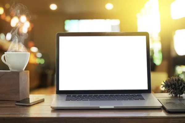 Kahve Dükkanı sabah güneşinin ahşap masa laptop boş ekran