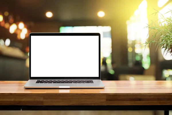 Écran blanc d'ordinateur portable sur la table en bois dans le café matin soleil — Photo