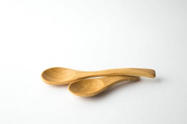 Beyaz arka plan üzerinde iki tahta kaşıklar