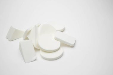 beyaz zemin üzerine sünger kazık makyaj