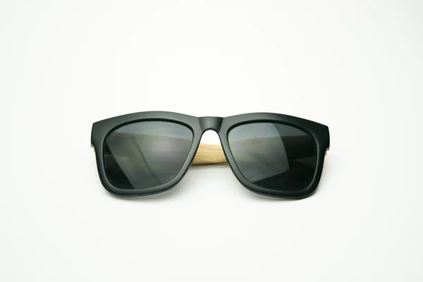 Gafas de sol negras con patas de madera sobre fondo blanco — Foto de Stock