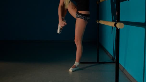 Прекрасная тренировка балерины — стоковое видео