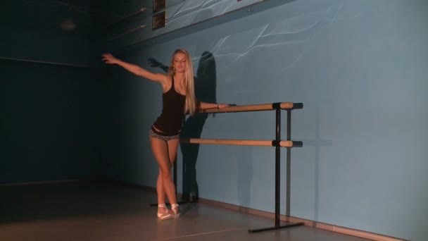 La hermosa bailarina de entrenamiento — Vídeo de stock