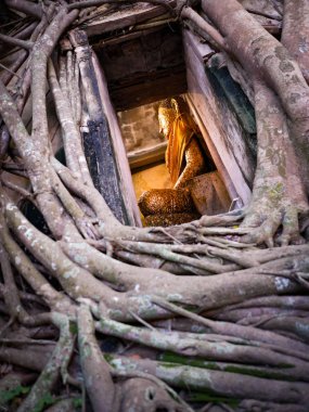 Pencere çerçevesi Tayland eski Tapınağı'nda Buda heykeli
