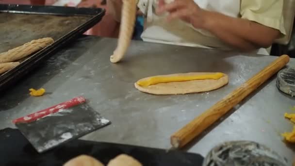 女性は地元のパン屋でメキシコの甘いパンを作っている メキシコパンを作る過程 ビデオ — ストック動画