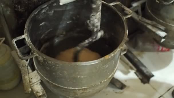 Машина Змішує Інгредієнт Приготування Хлібного Тіста Місцева Маленька Пекарня — стокове відео