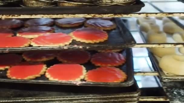 Massa Crua Nas Bandejas Metal Antes Forno Uma Panaderia Padaria — Vídeo de Stock