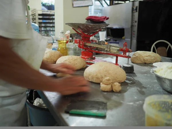 Hombre Está Rodando Bollos Masa Cruda Proceso Elaboración Pan Dulce — Foto de Stock