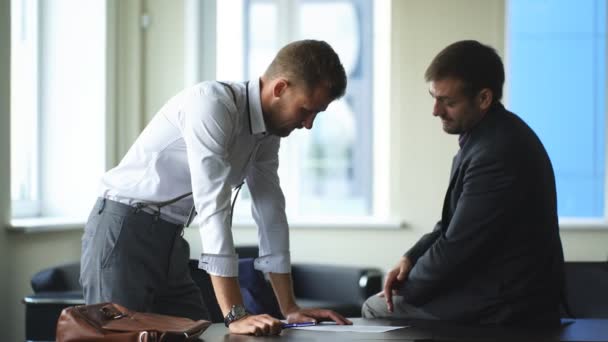 Deux hommes d'affaires ont signé un contrat important au bureau — Video