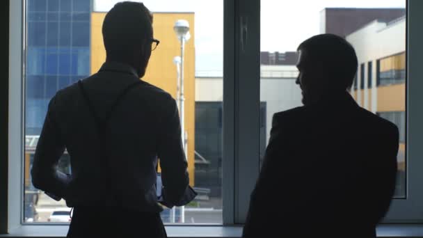 Twee succesvolle zakenlieden heeft een belangrijk contract op kantoor in de buurt van het venster — Stockvideo