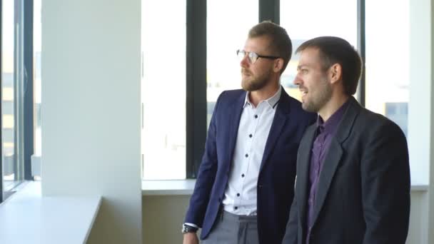 Два коллеги подписывают контракт, деловая встреча в офисе — стоковое видео