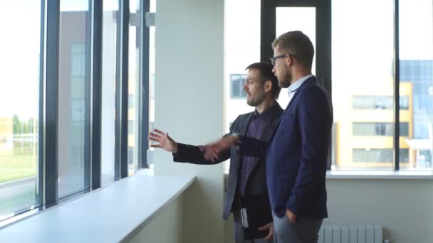 Pessoas de negócios caucasianos conversando tendo uma conversa de discussão no escritório — Vídeo de Stock