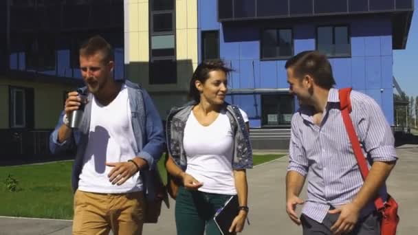 Skupina tří studentů teenagerů, chůzi směrem k fotoaparátu — Stock video