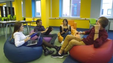 dört öğrenci sit modern sınıf