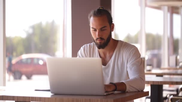 Erfolgreicher Manager arbeitet in der Pause im Café — Stockvideo