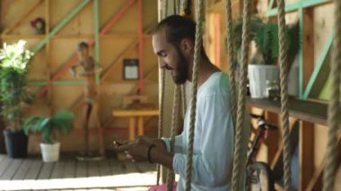 Genç işadamı salıncakta