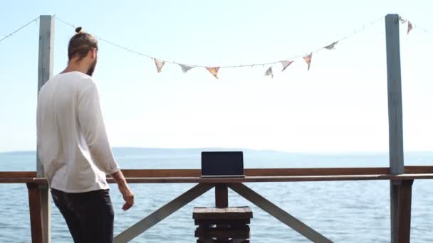 Молодий професійний бізнесмен використовує сучасний ноутбук на відкритому повітрі — стокове відео