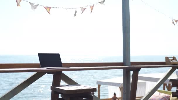 Homem usando computador portátil no café ao ar livre — Vídeo de Stock