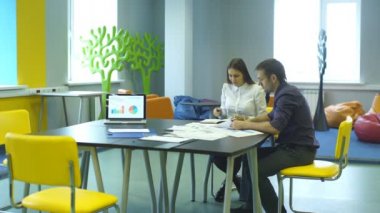 Ofiste bir iş fikri tartışmaya iki arkadaşları