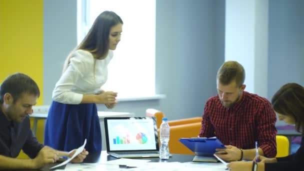 Secrétaire recueille les signatures de ses collègues — Video