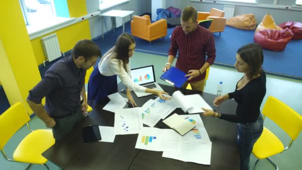 Vista panorámica de los empresarios teniendo una reunión en la oficina, sentados alrededor del escritorio y hablando . — Vídeos de Stock