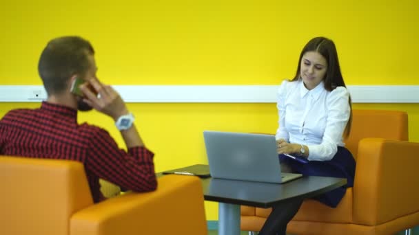 Joven atractiva mujer durante la entrevista de trabajo — Vídeos de Stock