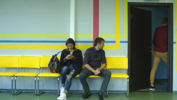 Drei Studenten warten darauf, wann sie zur Prüfung eingeladen werden — Stockvideo
