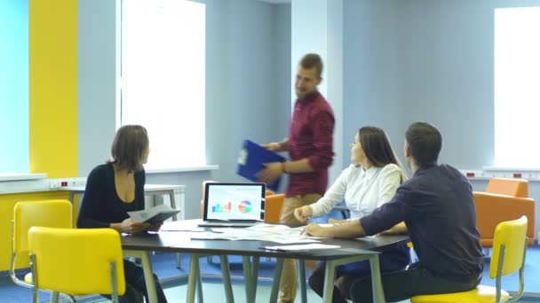 Groep van gelukkige jonge mensen in formele slijtage vieren, gebaren, houden van wapens aan de orde gesteld en het uiten van positivi — Stockvideo